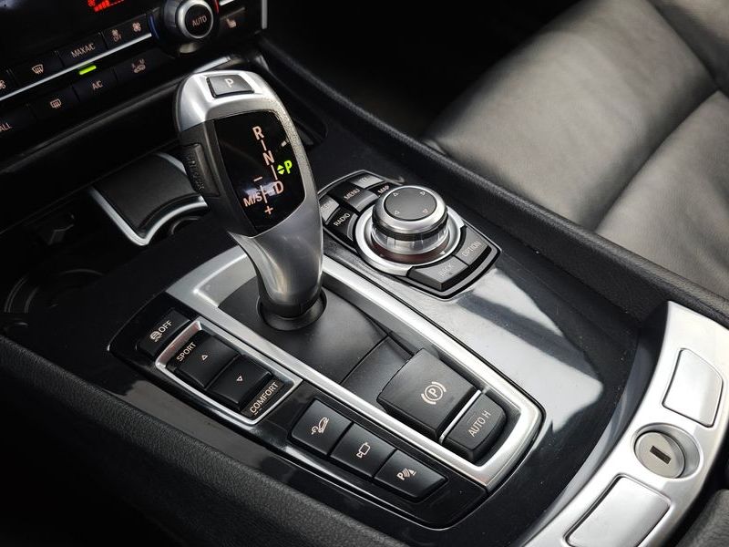 2013 BMW 5 Series GT 30d xDrive photo 9