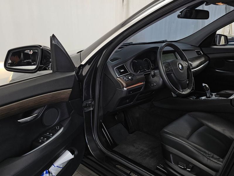 2013 BMW 5 Series GT 30d xDrive photo 10