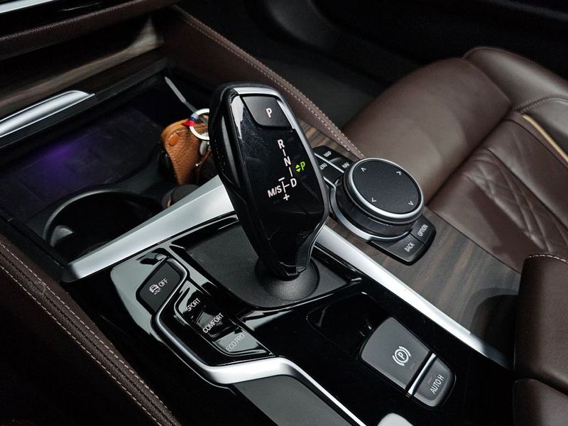 2020 BMW 5 Series 520i M Sport photo 9