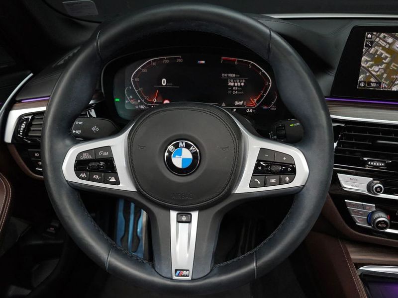 2020 BMW 5 Series 520i M Sport photo 13