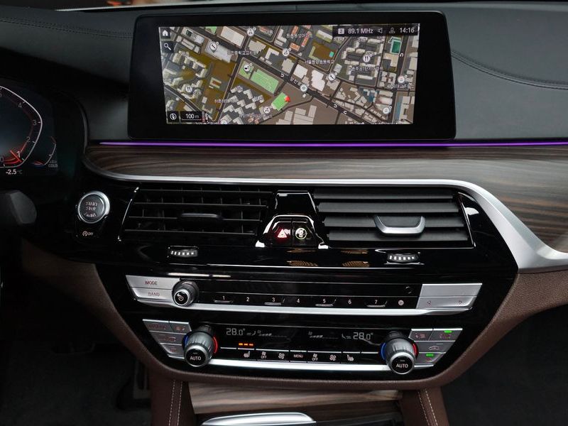 2020 BMW 5 Series 520i M Sport photo 14