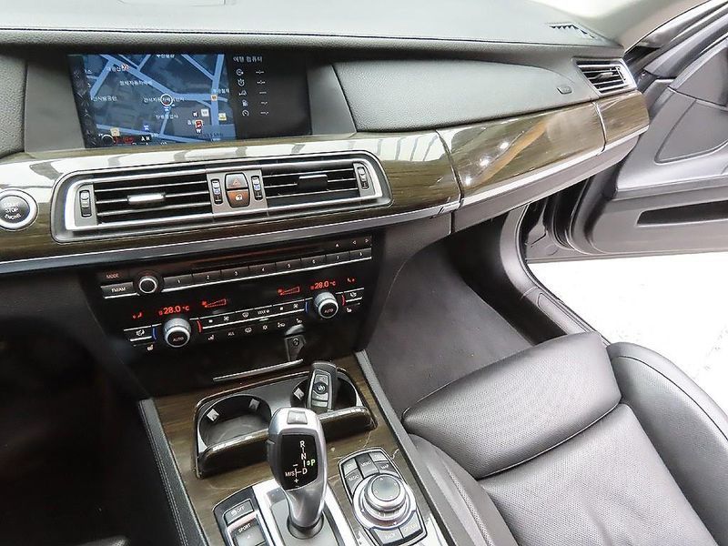 2012 BMW 7 Series 730d photo 9