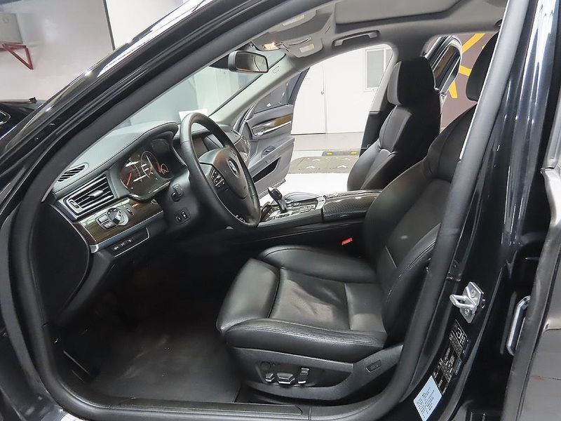 2012 BMW 7 Series 730d photo 12
