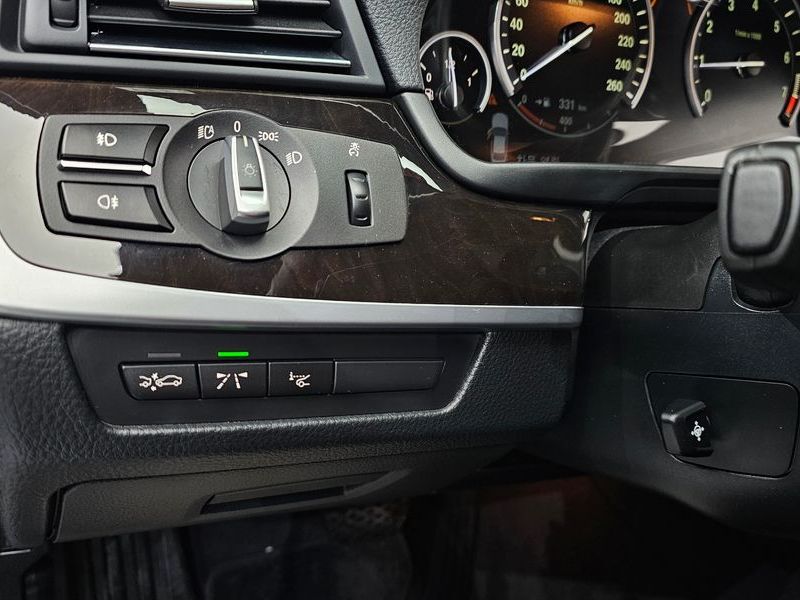 2012 BMW 5 Series 528i photo 16