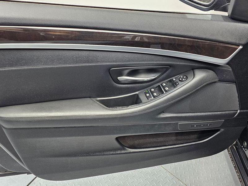 2012 BMW 5 Series 528i photo 24