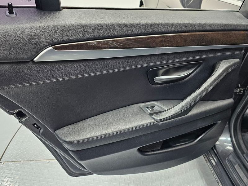2012 BMW 5 Series 528i photo 25