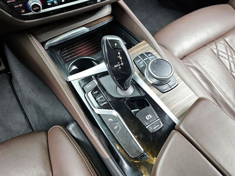 2017 BMW 5 Series 520d xDrive M Sport Package Plus photo 9