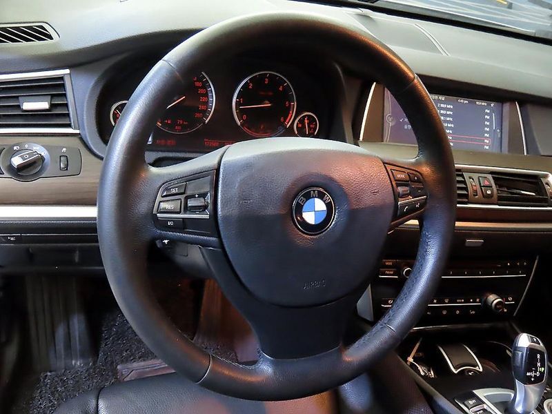 2012 BMW 5 Series GT 30d photo 8
