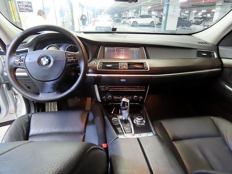 2012 BMW 5 Series GT 30d photo 10