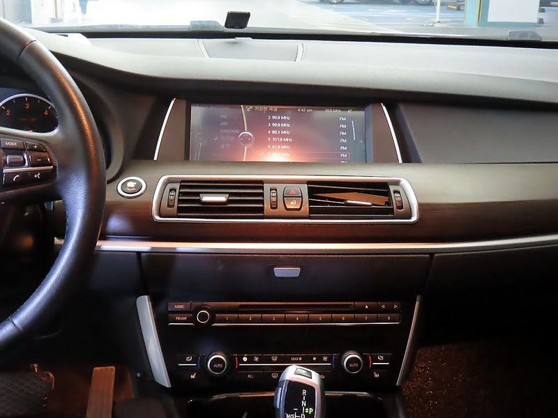 2012 BMW 5 Series GT 30d photo 11