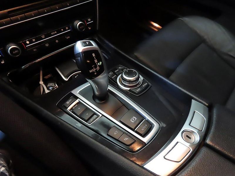 2012 BMW 5 Series GT 30d photo 12