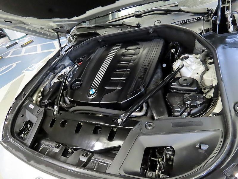 2012 BMW 5 Series GT 30d photo 19