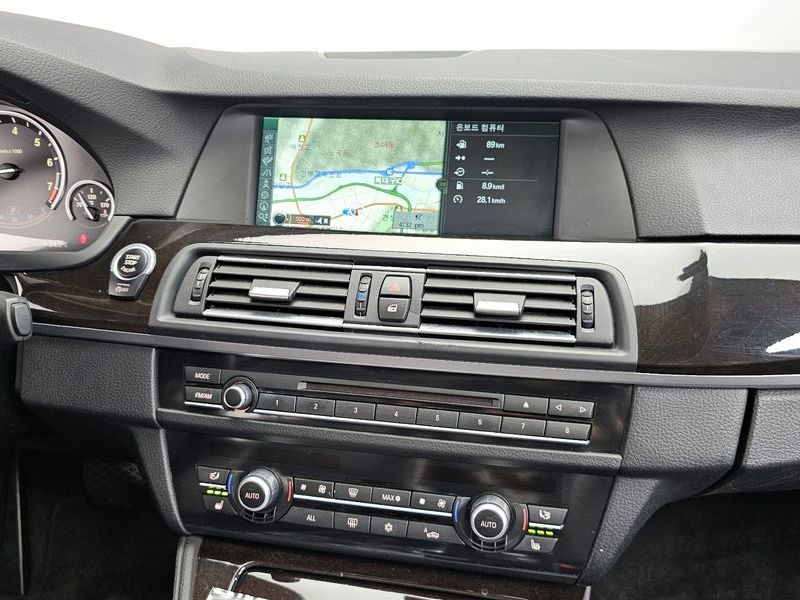 2012 BMW 5 Series 528i photo 13