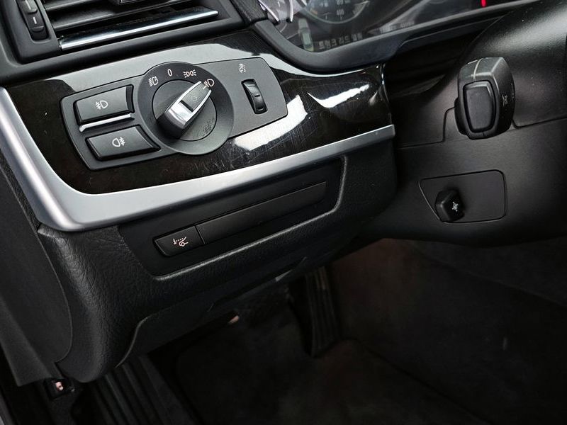 2012 BMW 5 Series 528i photo 19