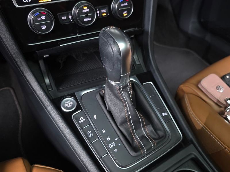 2015 Volkswagen Golf 2.0 TDI 40th Edition photo 9