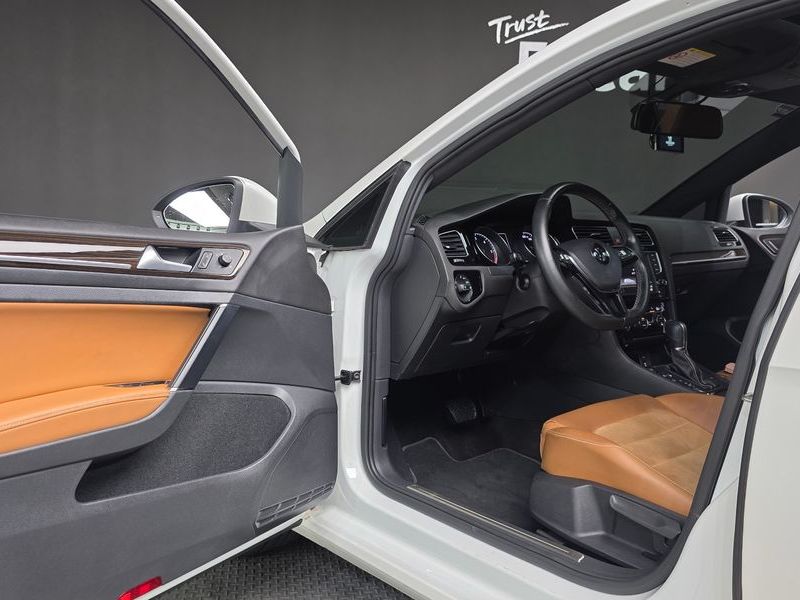 2015 Volkswagen Golf 2.0 TDI 40th Edition photo 10
