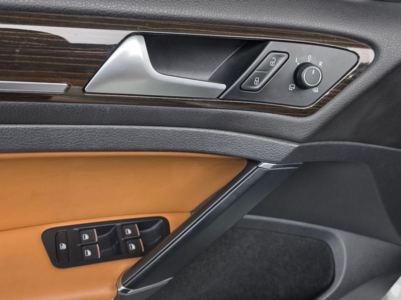 2015 Volkswagen Golf 2.0 TDI 40th Edition photo 11