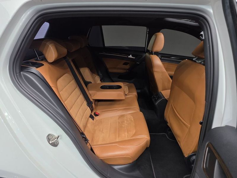 2015 Volkswagen Golf 2.0 TDI 40th Edition photo 18