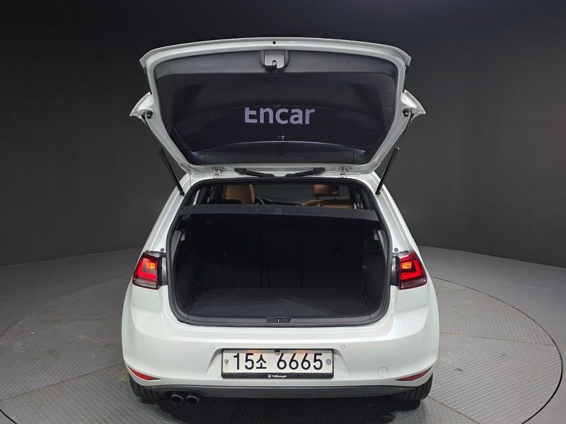 2015 Volkswagen Golf 2.0 TDI 40th Edition photo 19