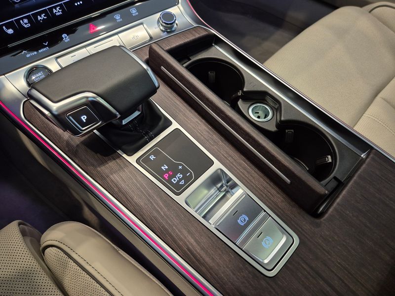 2025 Audi A6 45 TFSI Quattro Premium photo 9