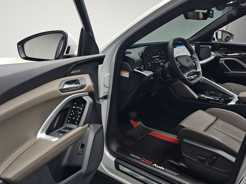 2025 Audi Q5 40 TFSI Quattro S Line photo 10