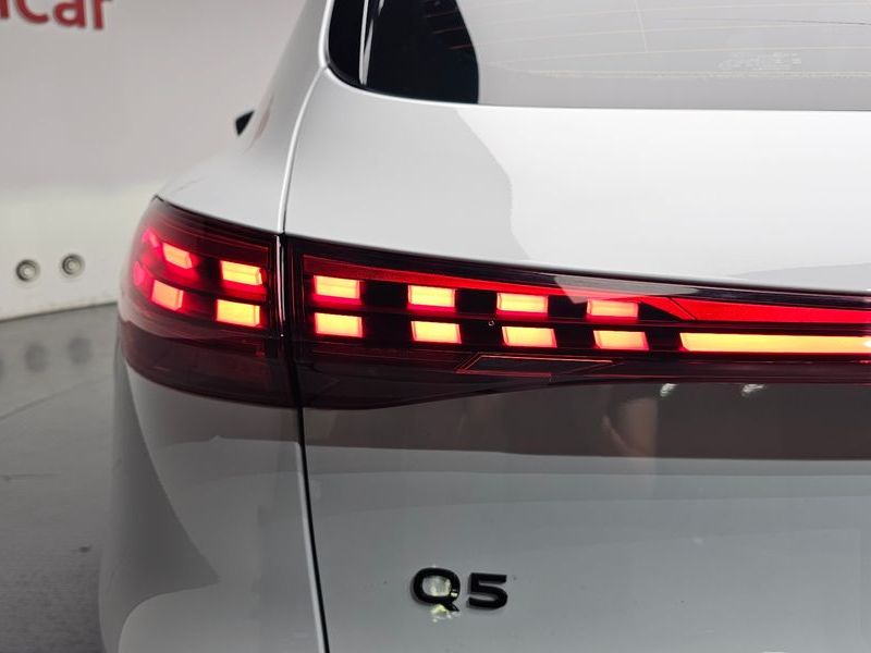 2025 Audi Q5 40 TFSI Quattro S Line photo 23