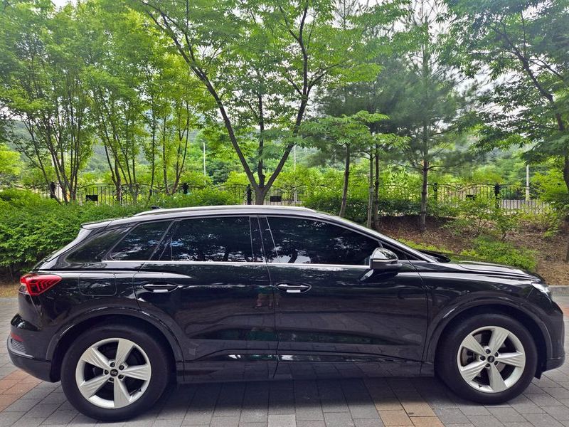 2023 Audi e-tron 40 photo 7