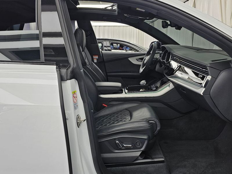 2023 Audi Q8 55 TFSI Quattro Premium photo 11