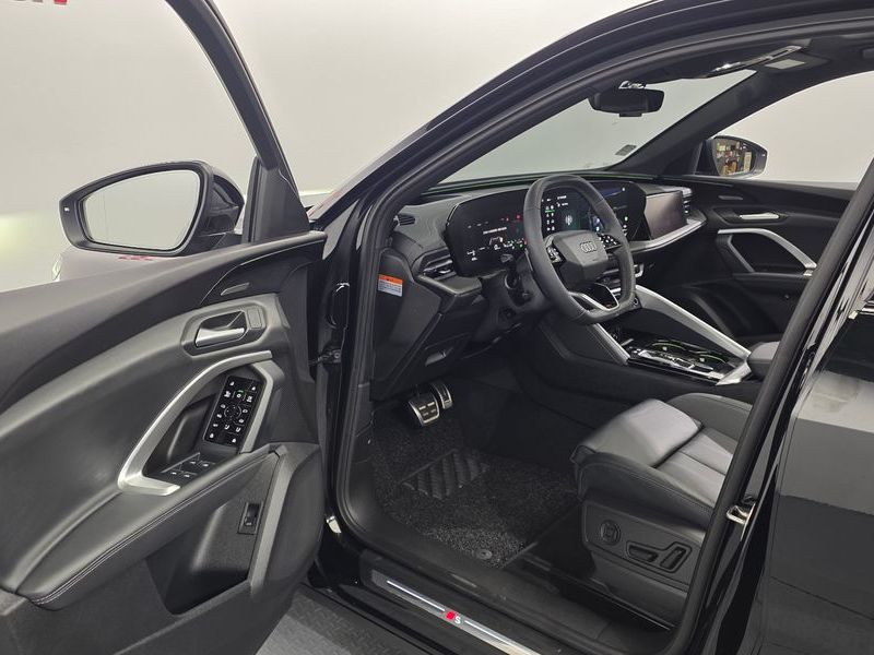 2025 Audi Q5 45 TFSI Quattro S Line Black Ediiton photo 10