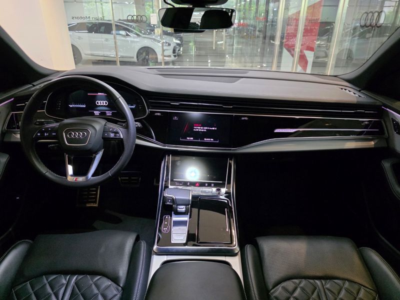 2023 Audi Q8 55 TFSI Quattro Premium photo 7