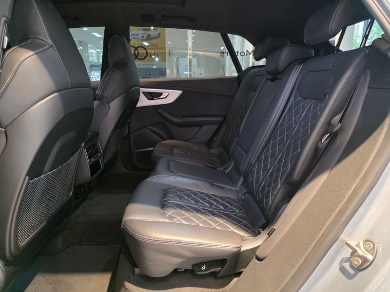 2023 Audi Q8 55 TFSI Quattro Premium photo 11