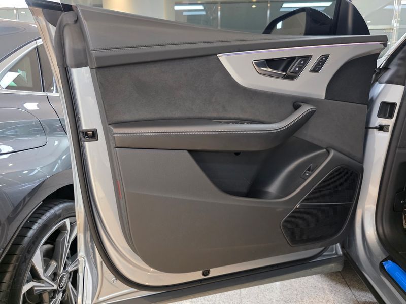 2023 Audi Q8 55 TFSI Quattro Premium photo 15