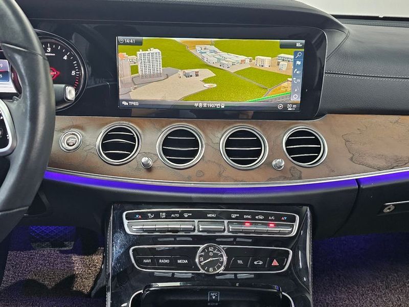 2019 Mercedes-Benz E-Class E220d 4MATIC Exclusive photo 13