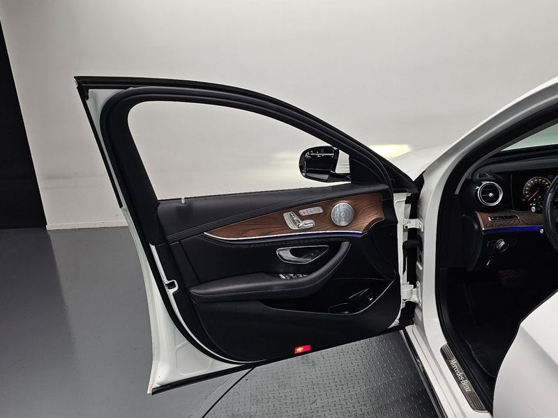 2018 Mercedes-Benz E-Class E300 Exclusive photo 24