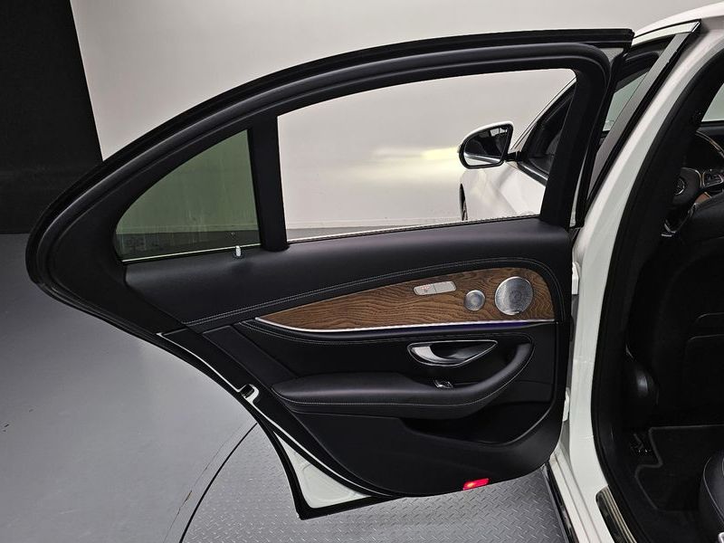 2018 Mercedes-Benz E-Class E300 Exclusive photo 25