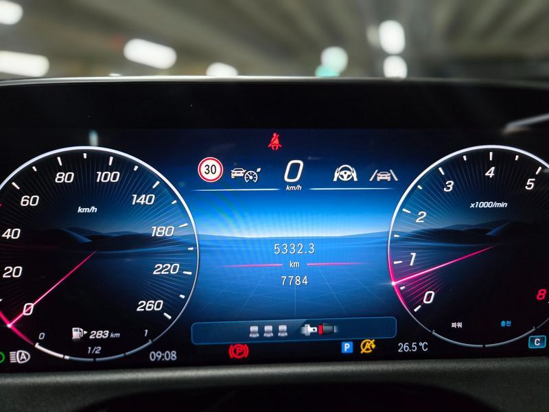 2026 Mercedes-Benz E-Class E200 Avantgarde photo 8