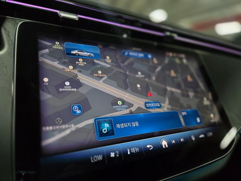2026 Mercedes-Benz E-Class E200 Avantgarde photo 10