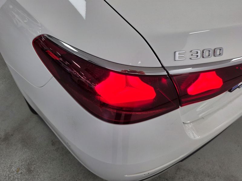 2026 Mercedes-Benz E-Class E300 4MATIC Exclusive photo 17