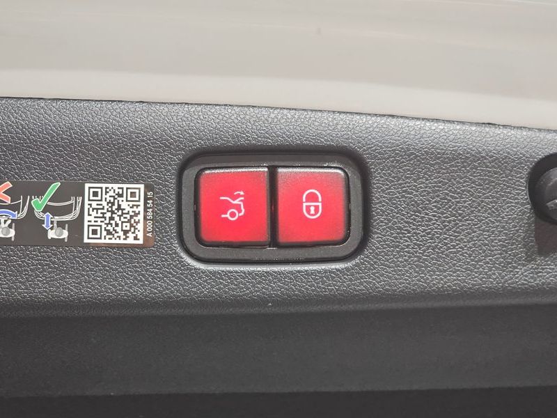 2026 Mercedes-Benz E-Class E200 Avantgarde photo 16