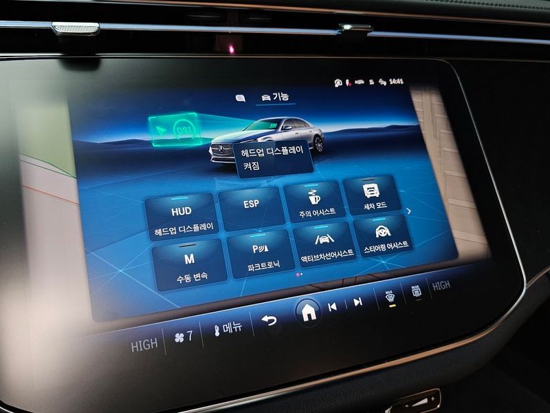 2026 Mercedes-Benz E-Class E200 Avantgarde photo 30