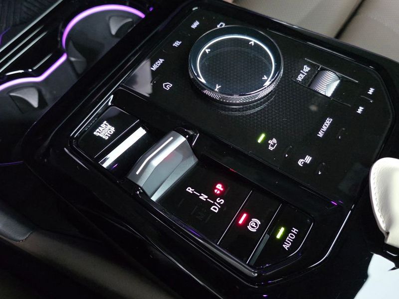 2025 BMW 5 Series 520i M Sport photo 9