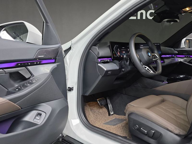 2025 BMW 5 Series 520i M Sport photo 13