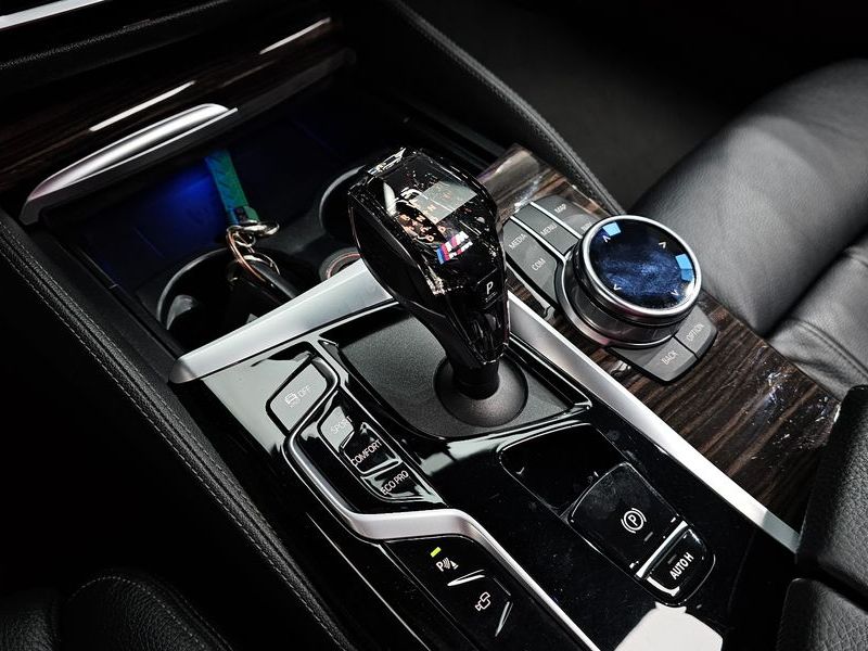 2021 BMW 5 Series 520i M Sport photo 9