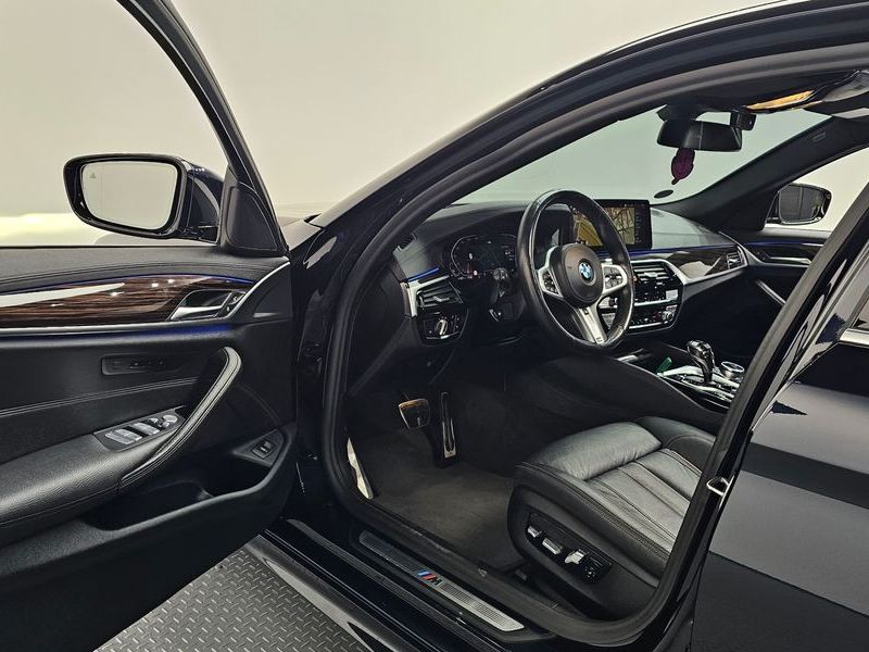 2021 BMW 5 Series 520i M Sport photo 10