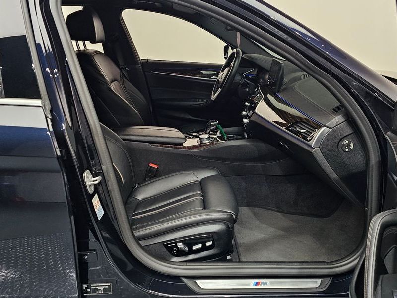 2021 BMW 5 Series 520i M Sport photo 11