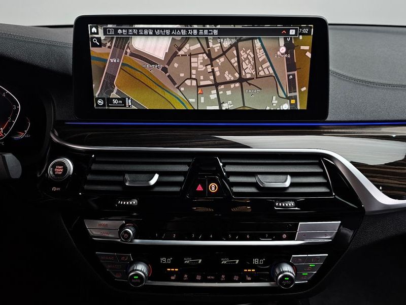 2021 BMW 5 Series 520i M Sport photo 14