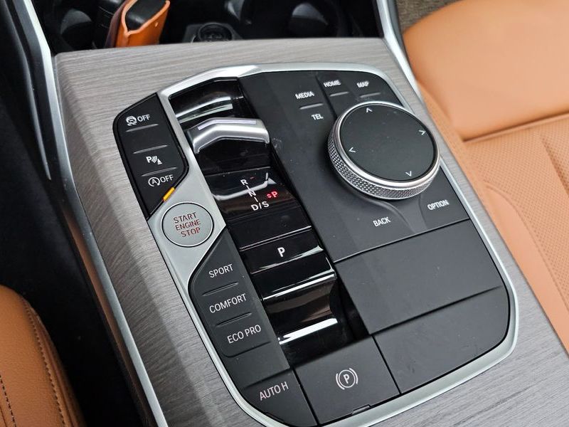 2025 BMW 3 Series 320i photo 9
