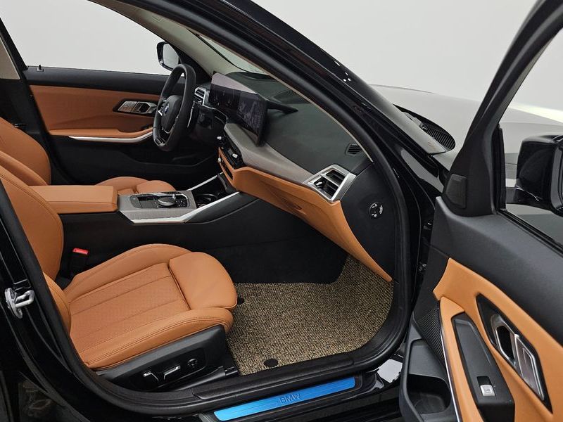 2025 BMW 3 Series 320i photo 10