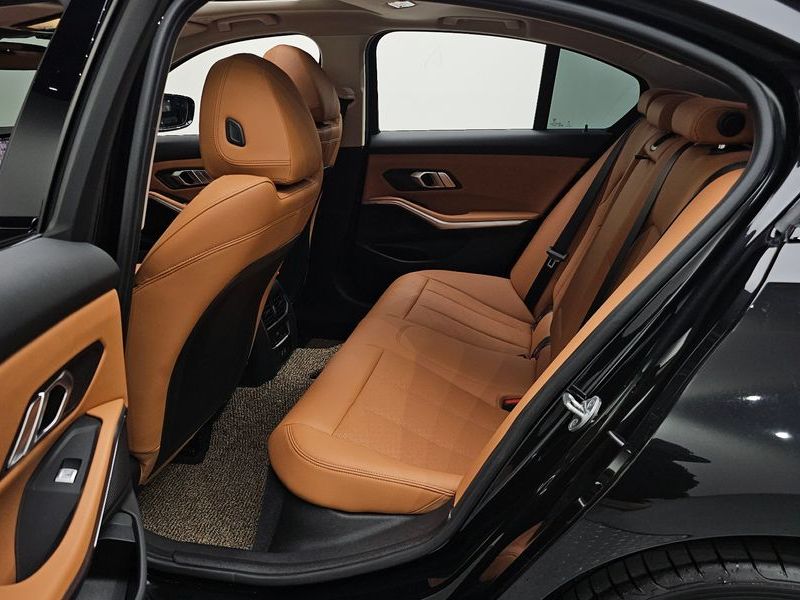 2025 BMW 3 Series 320i photo 12
