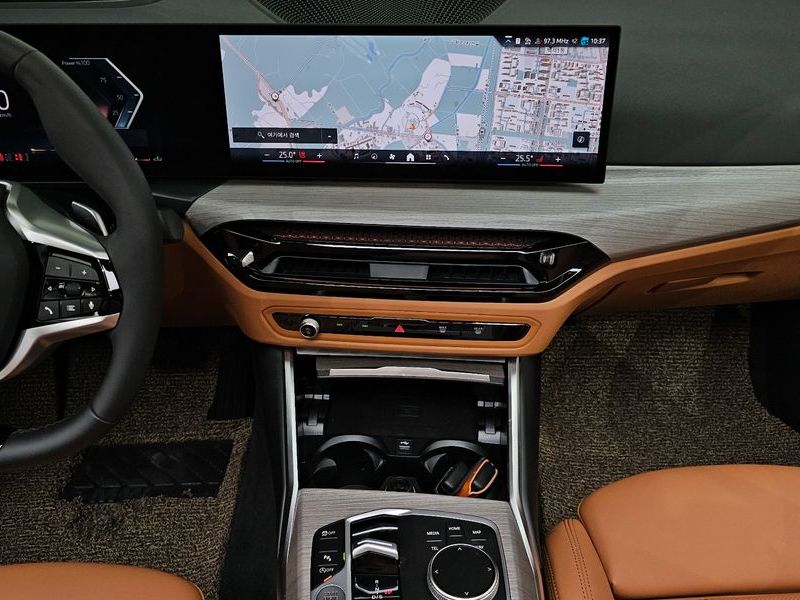 2025 BMW 3 Series 320i photo 14